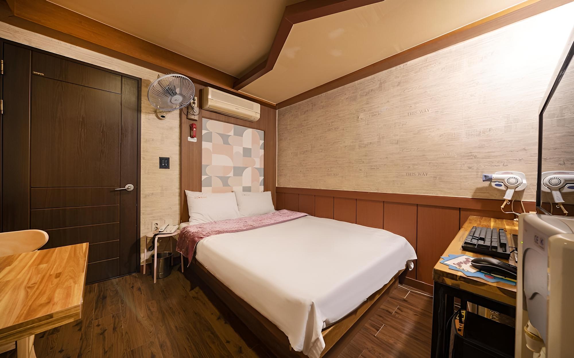Room (Standard Room) - Photo 14
