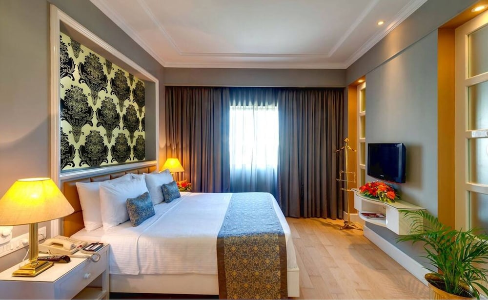 Junior Suite, Executive Lounge Access, Pool View - Photo 2