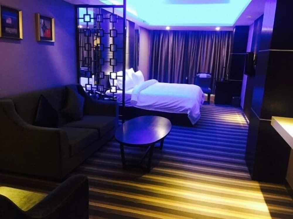 Suite (Extreme Sassy Double)