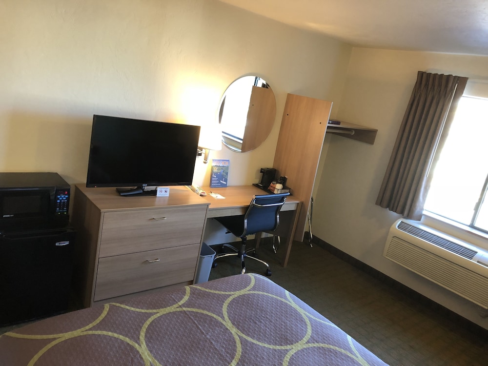 Room, 1 Queen Bed, Non Smoking (Pet Friendly) - Photo 6