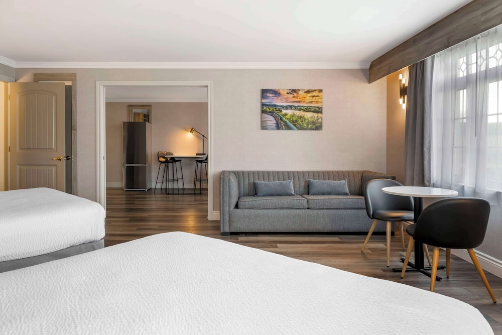 Suite, Multiple Beds, Non Smoking, Kitchenette (Living Room;with Sofabed) - Photo 2