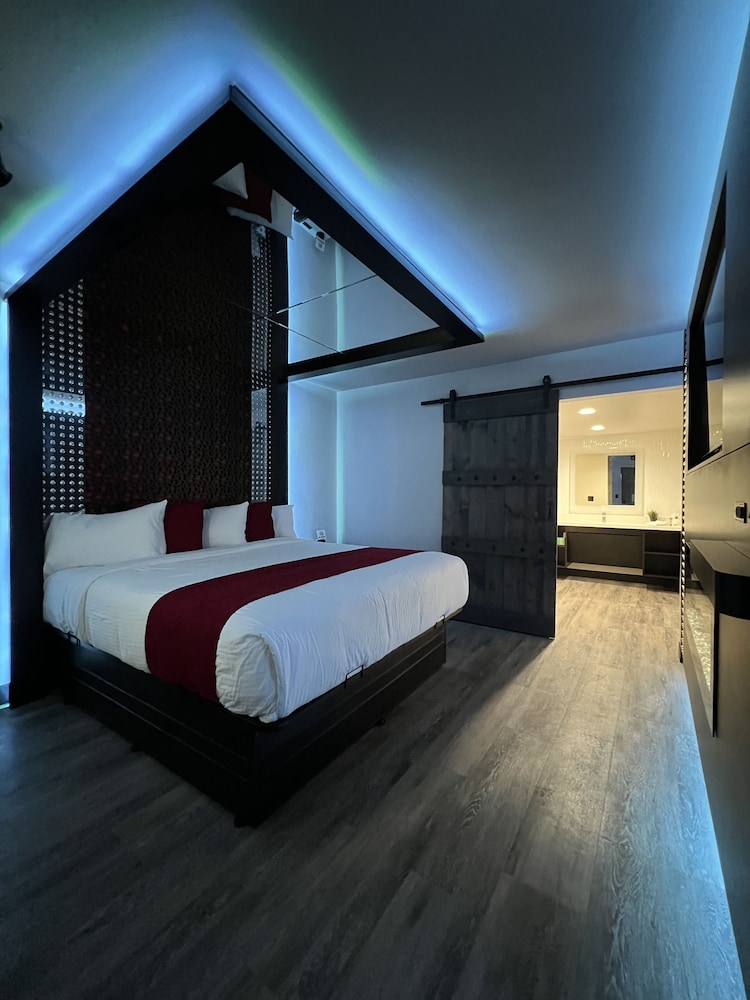 Deluxe Room, 1 King Bed, Accessible, Non Smoking photo 1