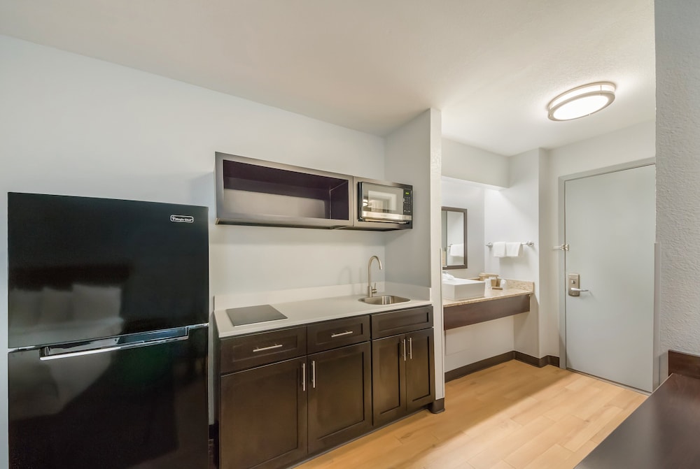 Studio, 1 King Bed, Accessible, Non Smoking (Roll-in Shower) - Photo 4