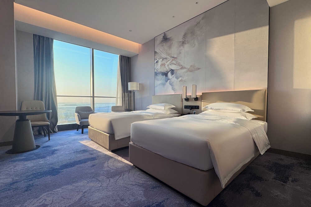 Twin Room (Sunsets Lake Scene)
