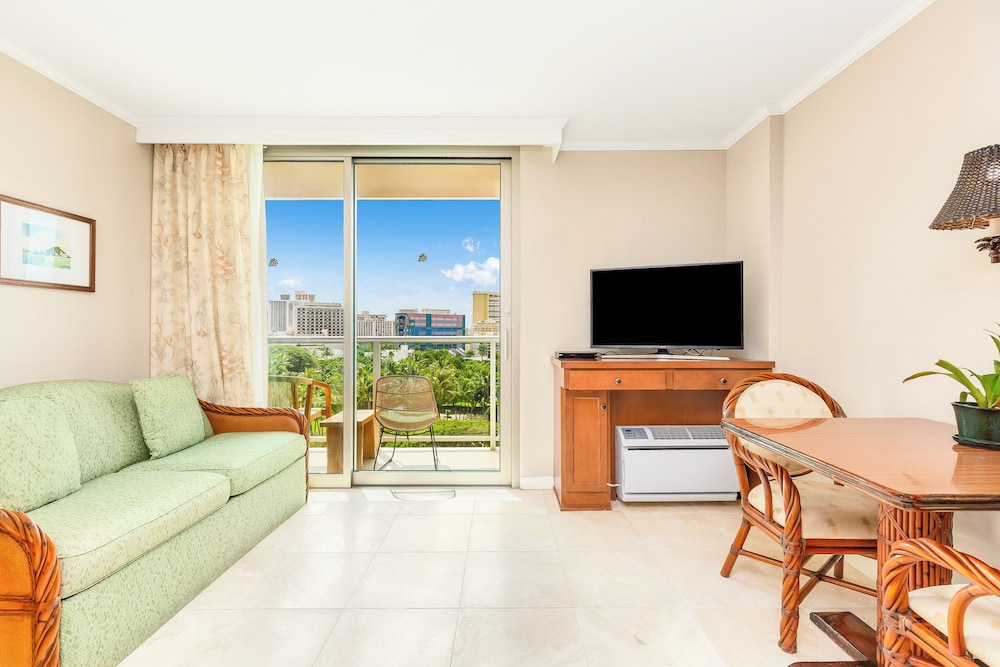 Room, 1 Queen Bed with Sofa bed, Partial Ocean View - Photo 3