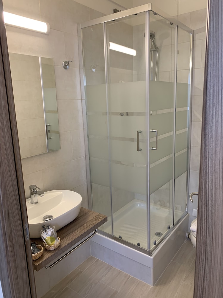 Premium Double or Twin Room - Photo 26