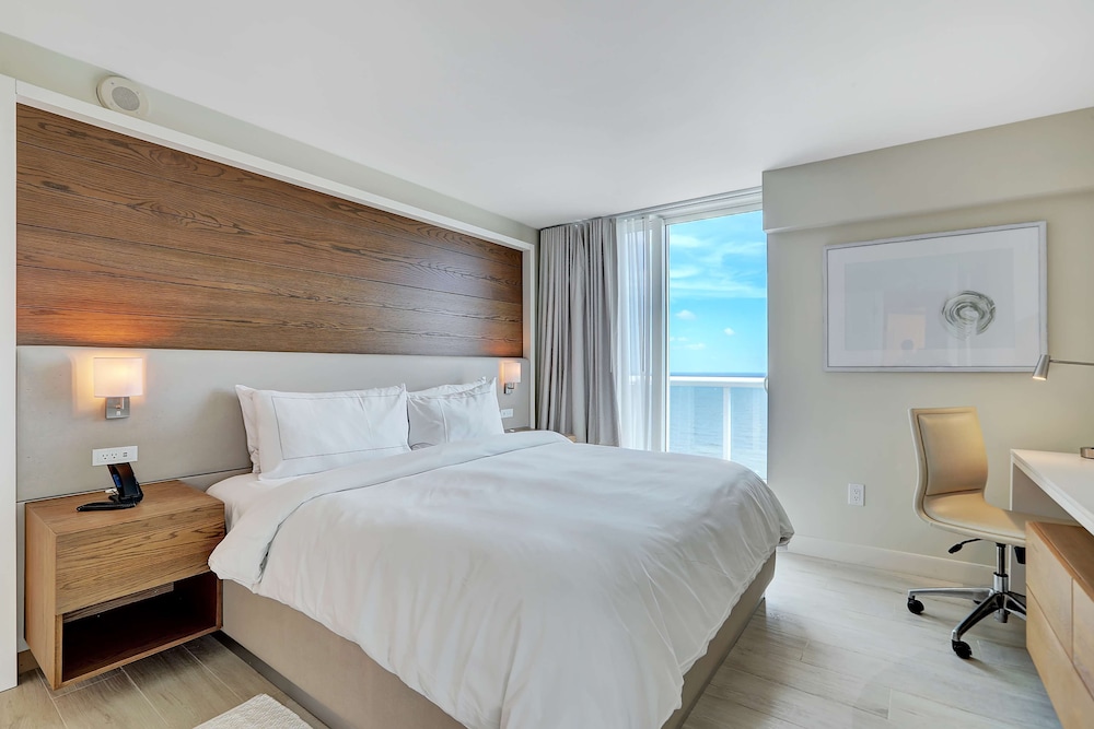 Suite, 1 King Bed, Accessible, Oceanfront - Photo 2
