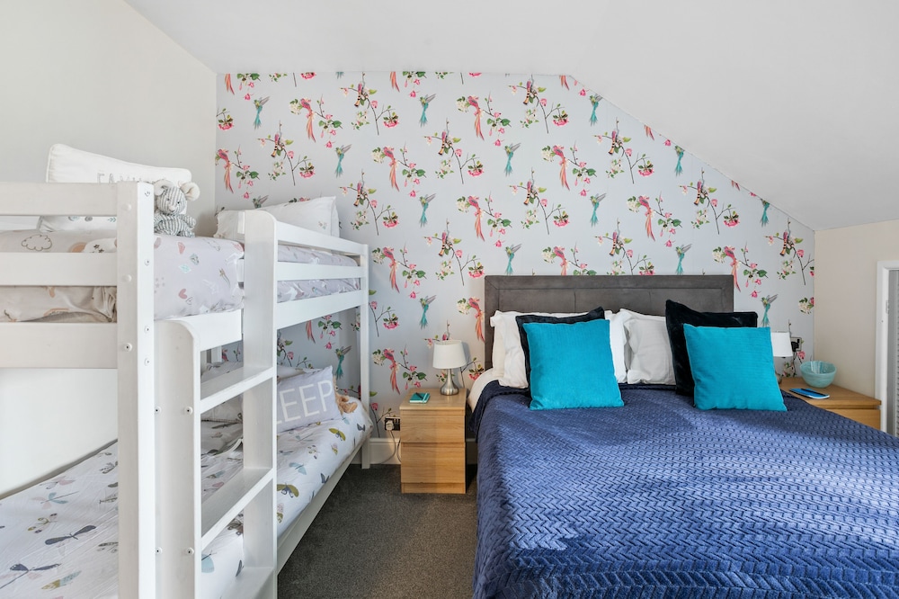 Room 8 - Family Room photo 2