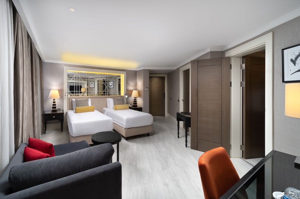 Deluxe Suite, Multiple Beds, City View (Family) photo 3