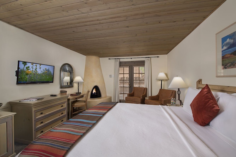 Deluxe Room, 1 King Bed, Fireplace - Photo 4