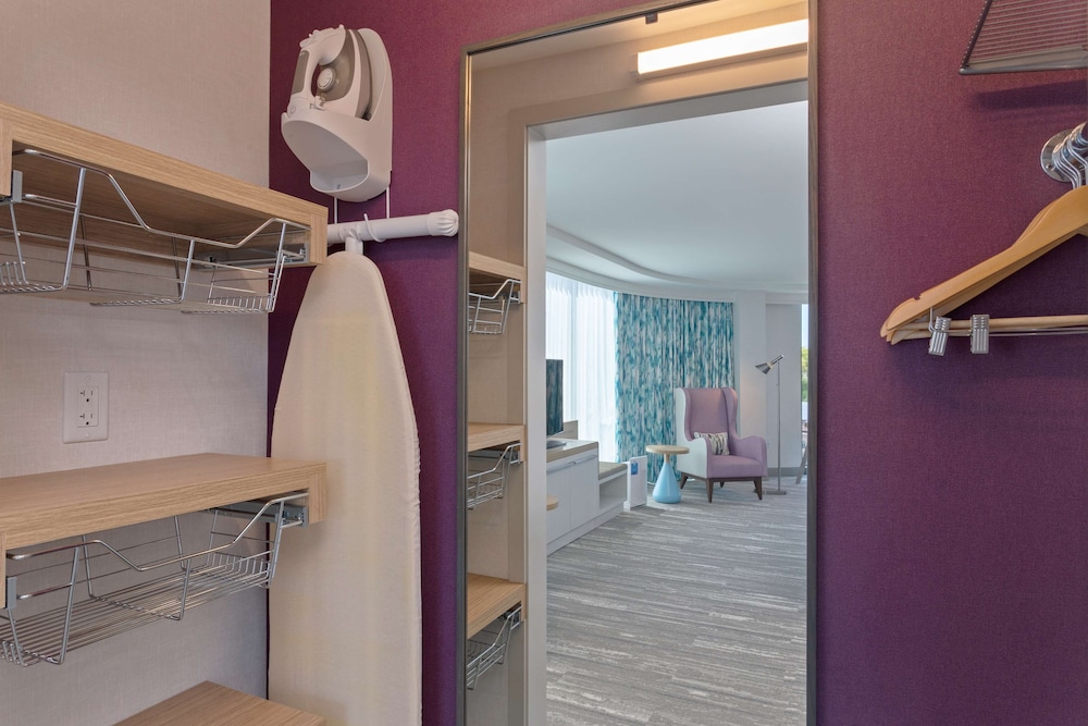 Room, 2 Queen Beds, Accessible, Bathtub thumbnail 5