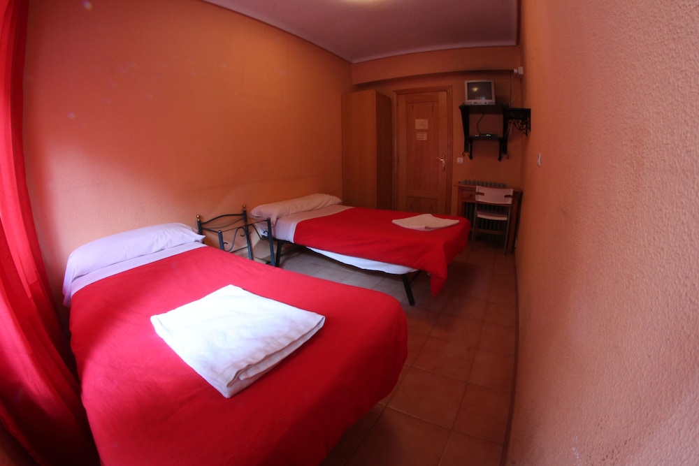 Standard Room, 2 Twin Beds, Shared Bathroom
