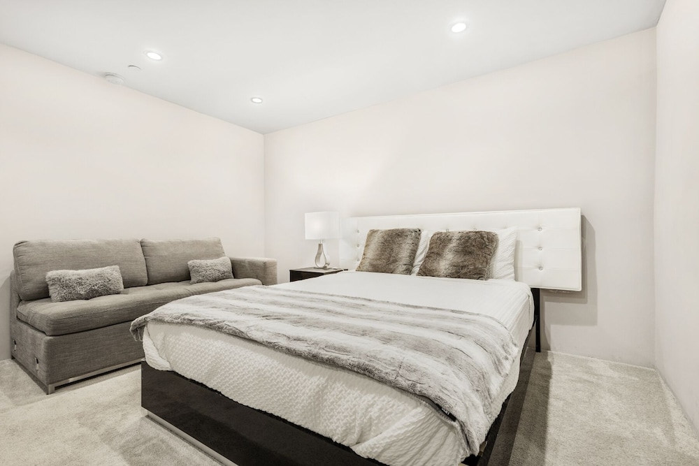 House, Multiple Beds, Pool Access, Pool View (Sunset Heights) photo 1
