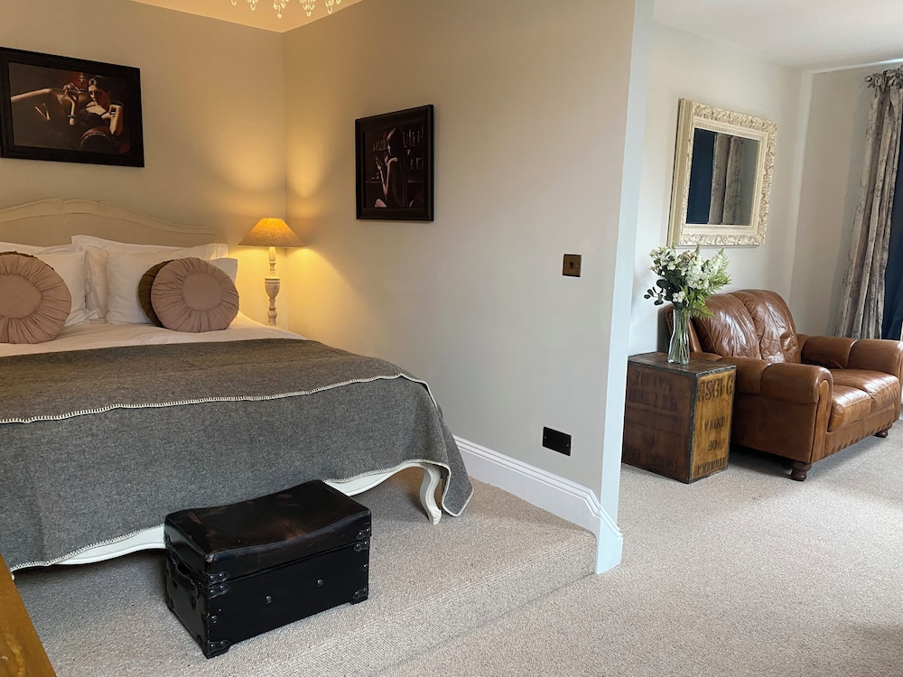Luxury Suite, 1 King Bed, Bathtub