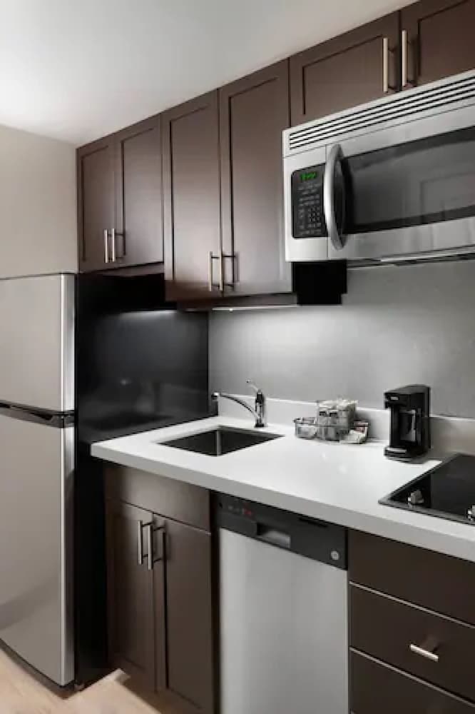 Suite, 1 Bedroom - Photo 2