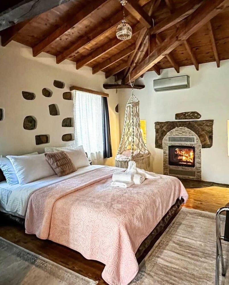 Honeymoon Studio photo 1