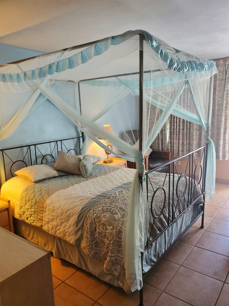 Basic Room, 1 Queen Bed - Photo 6