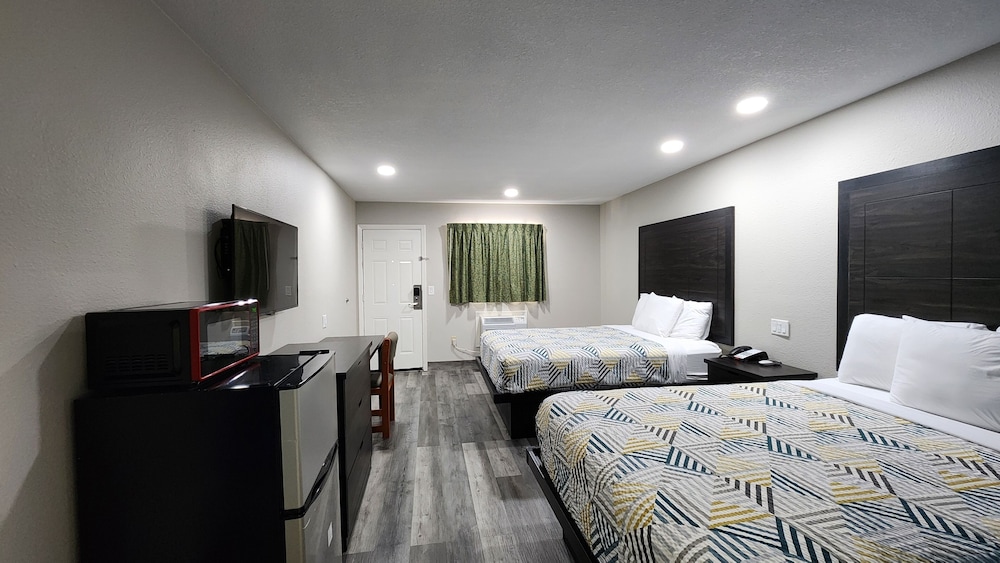 Room, 2 Queen Beds, Smoking - Photo 1