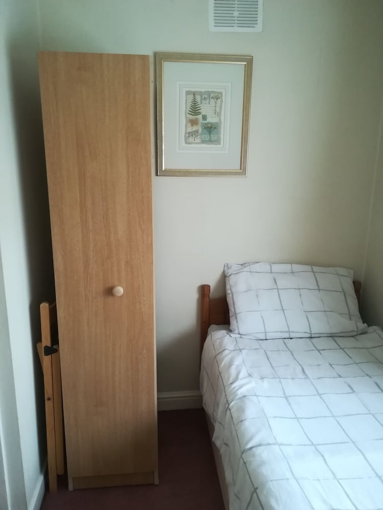 Economy Single Room, Shared Bathroom photo 3