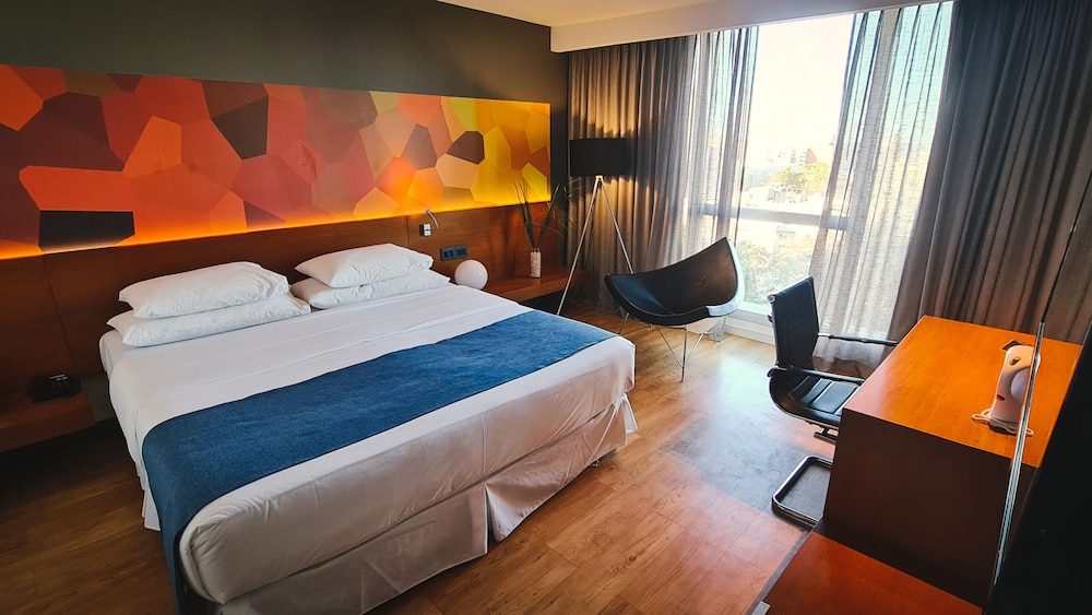 Deluxe Room, 1 Queen Bed photo 2