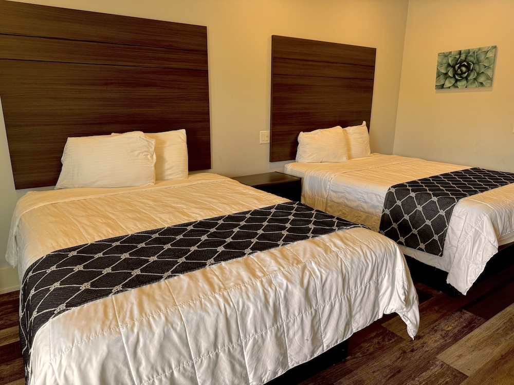 Single Room, 2 Queen Beds, Non Smoking