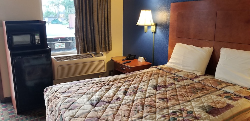 Standard Single Room, 1 Queen Bed, Smoking