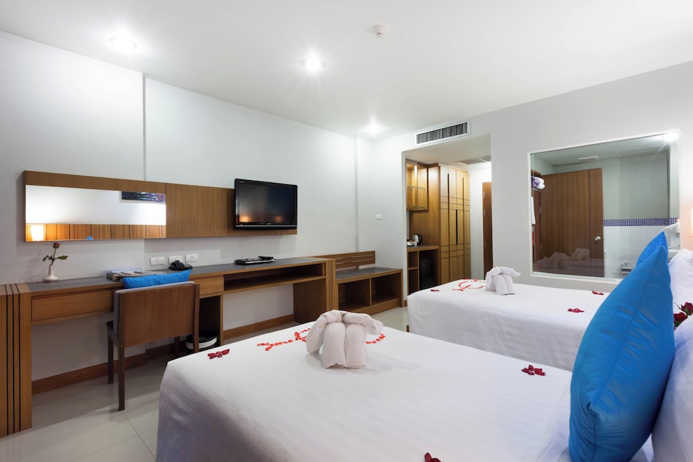 Deluxe Pool Access Room - Photo 13
