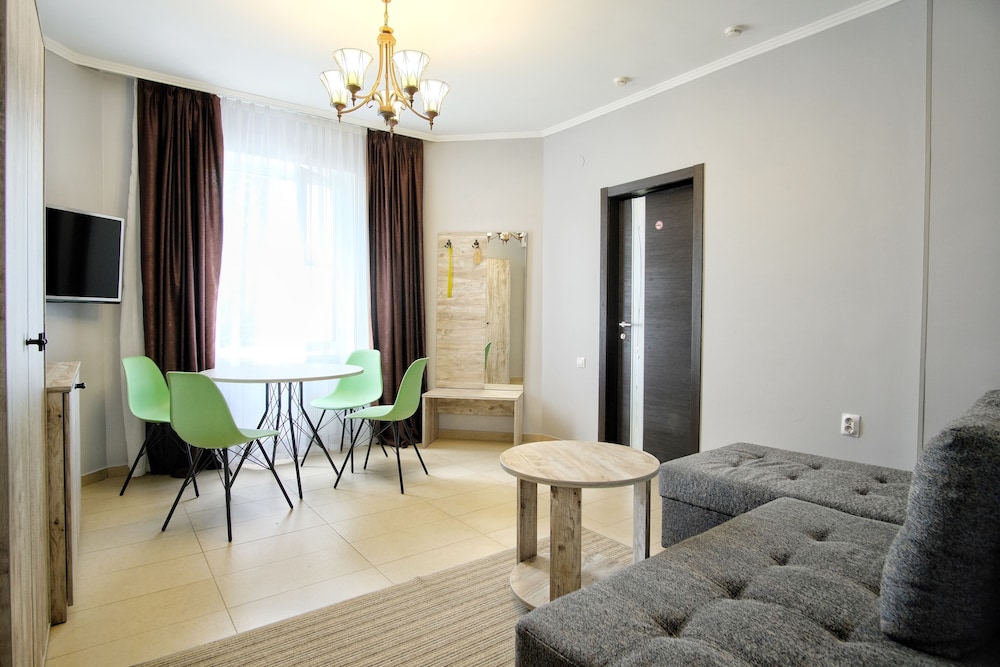 Superior Family Room photo 1