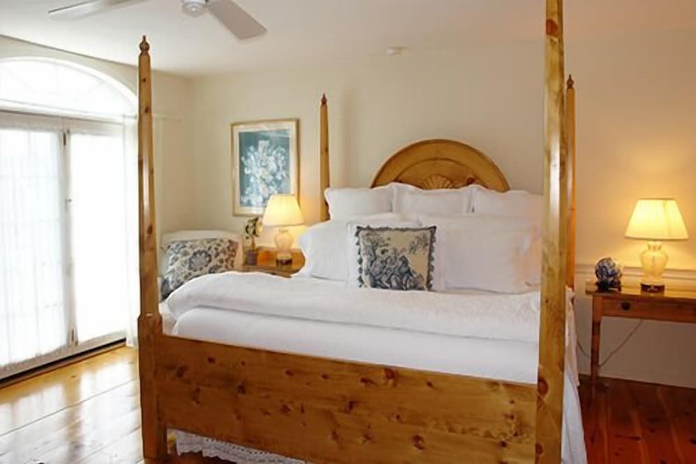 Deluxe Room, 1 King Bed, Terrace photo 1