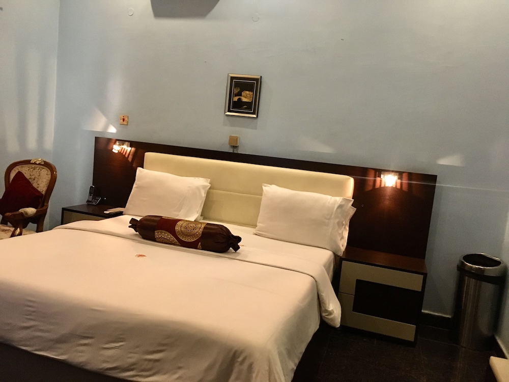 Deluxe Room - Photo 6