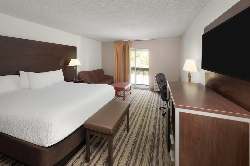 Deluxe Room, 1 King Bed, Non Smoking (Second Floor) - Photo 1