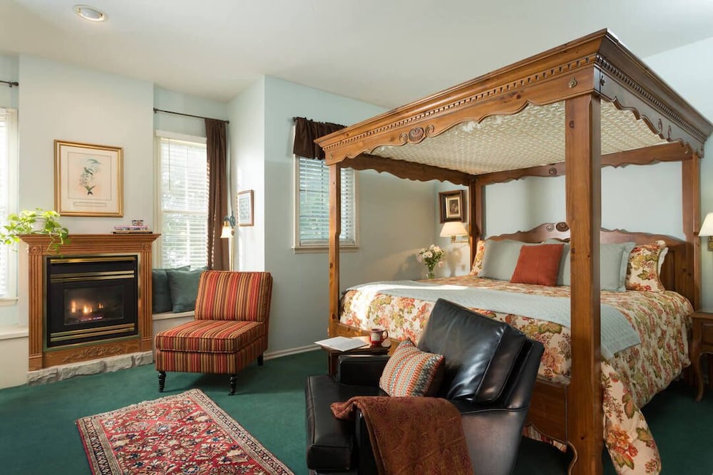 Room, 1 King Bed, Fireplace, Garden View