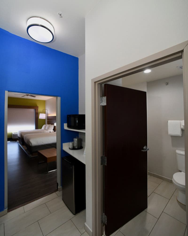 Suite, 2 Queen Beds - Photo 4