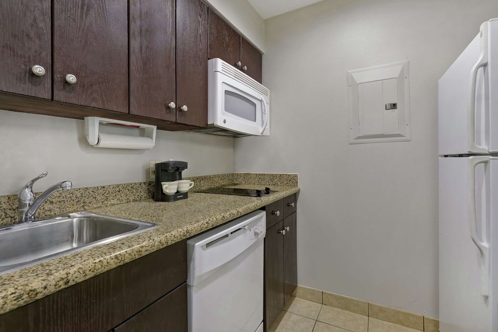 Suite, 1 Bedroom - Photo 9
