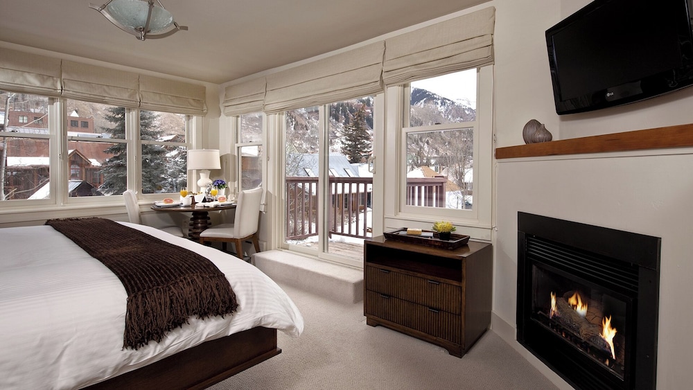 Room (Hotel Columbia 36)