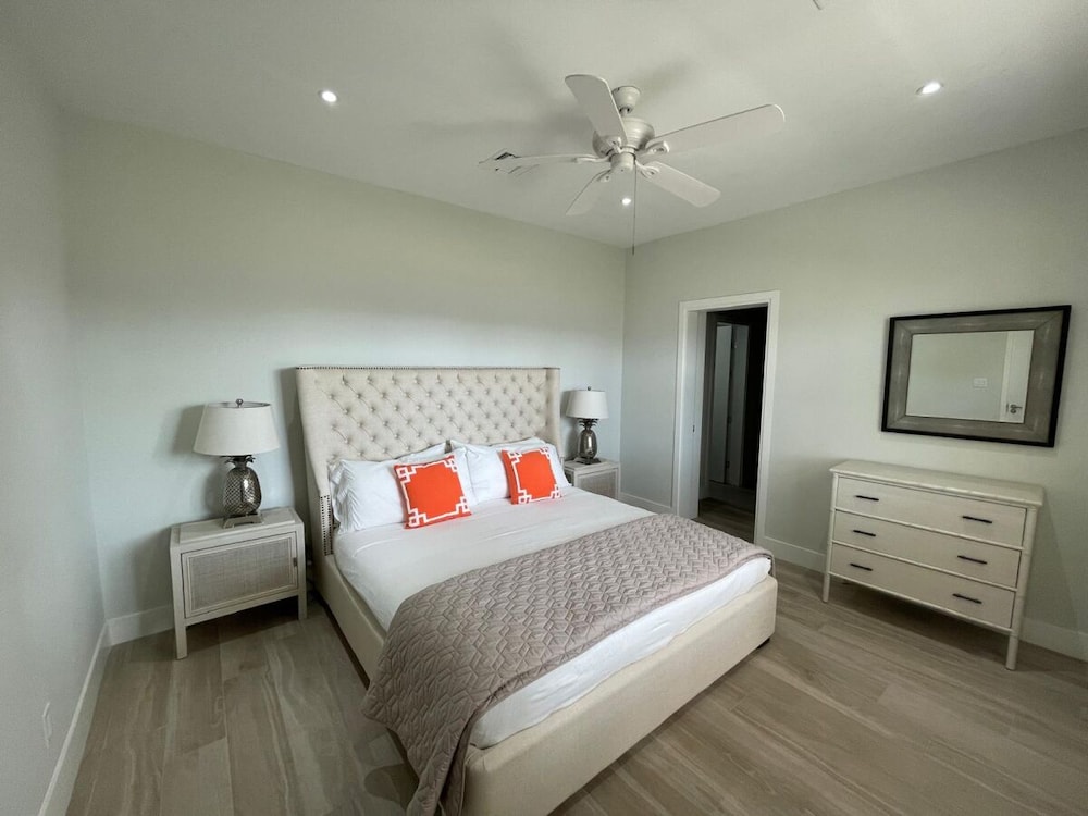 Grand Villa, 3 Bedrooms, Pool Access, Marina View