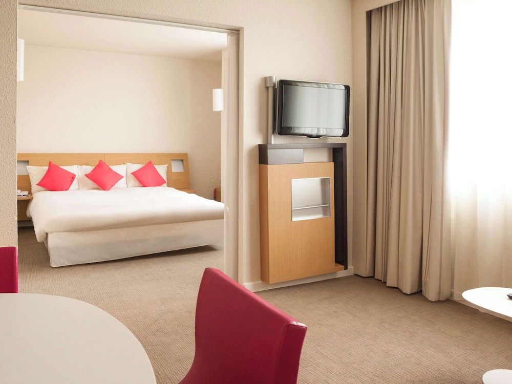 Suite, 1 Queen Bed with Sofa bed - Photo 6