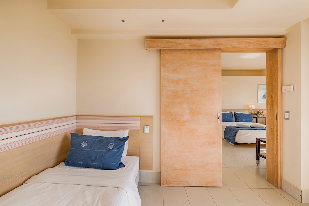 Superior Family Room, Sea View thumbnail 5
