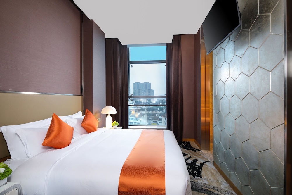 Deluxe King Bedroom photo 2