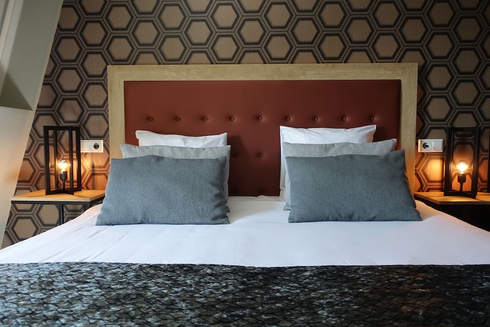 Superior Room, 1 Queen Bed, Canal View (or Garden View) photo 2