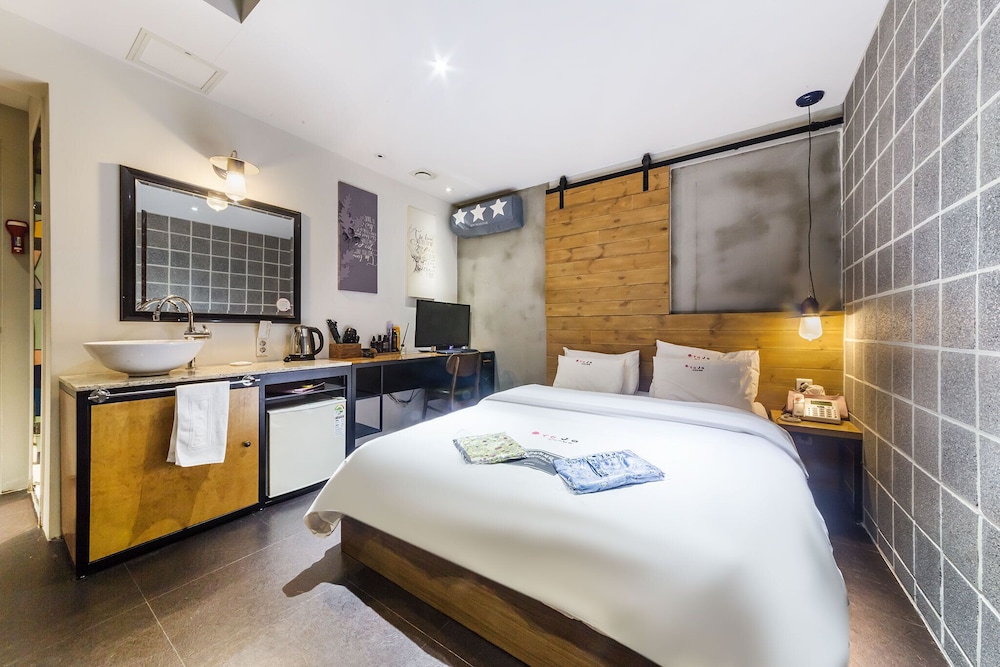 Standard Room (Check-in: Mon-Thu 6 PM, Fri-Sun 9 PM) photo 1
