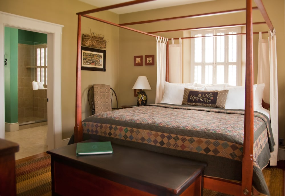Deluxe Room, In the Hillside Cottages, 1 King Bed, Non Smoking photo 1