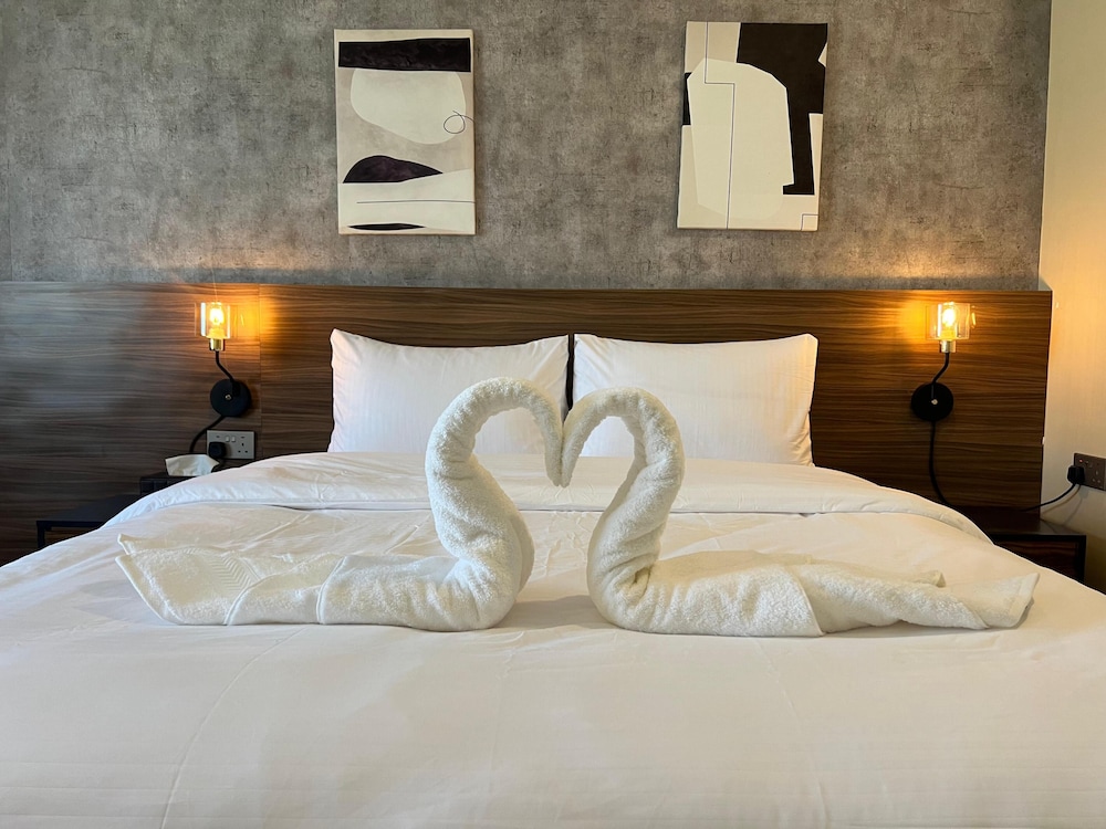 Standard Room, 1 Queen Bed, Ensuite, City View
