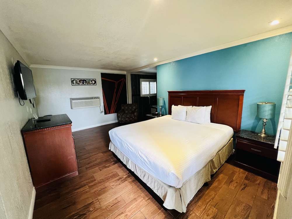 Signature Suite, 1 King Bed, Jetted Tub photo 3