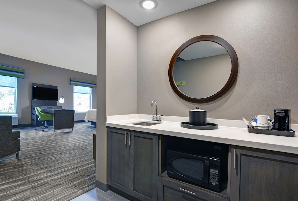 Studio, 1 King Bed, Refrigerator & Microwave (Wet bar) - Photo 1
