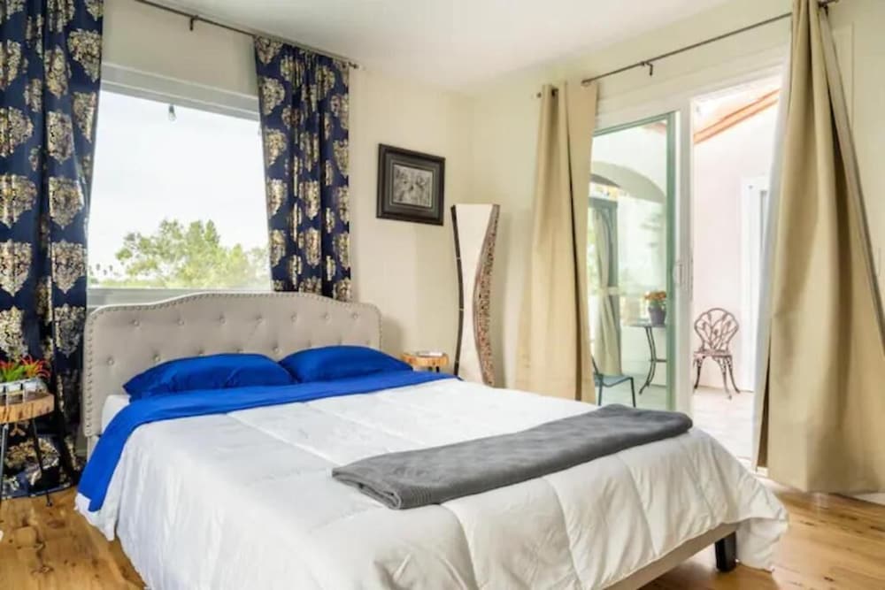 2-Bedrooms in Serene Resort-Style Pool Oasis photo 1