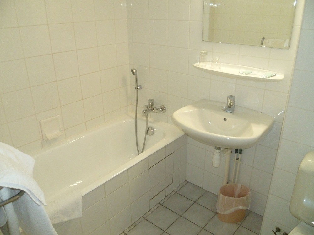 Standard Double or Twin Room - Photo 2