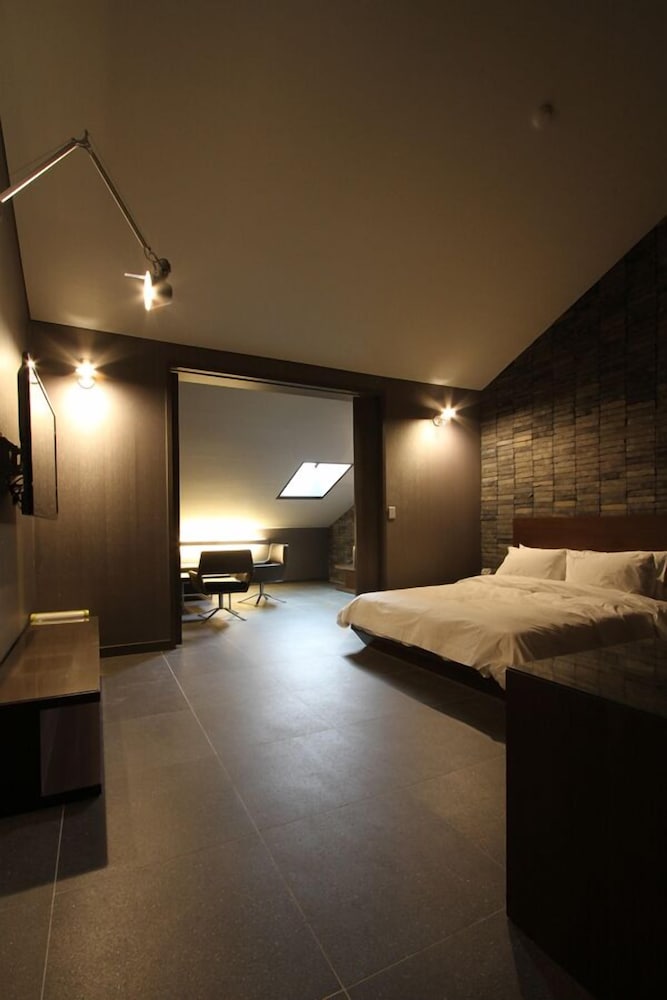 Suite (Check-in 12PM / 4PM on Saturday) photo 1