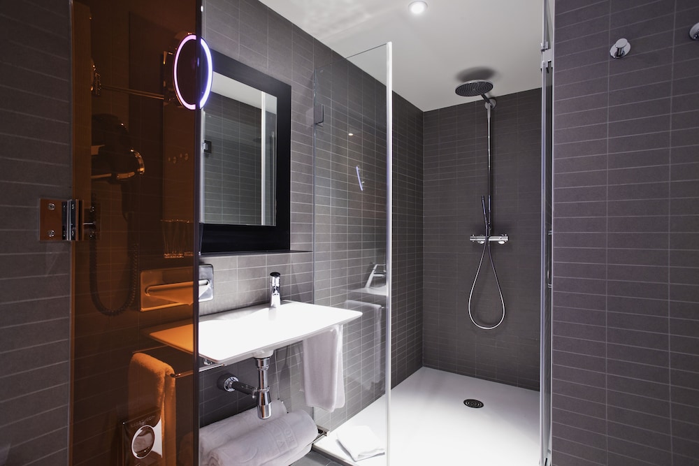 Premium Double Room Single Use thumbnail 5