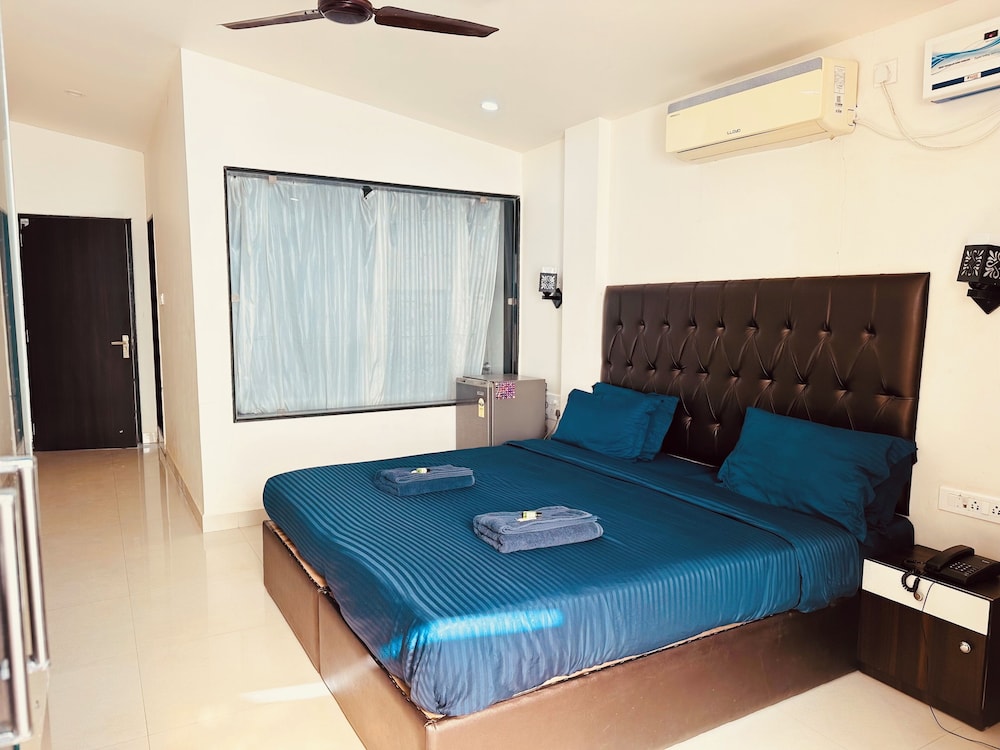 Luxury Room, 1 King Bed, Bathtub, Partial Sea View photo 2